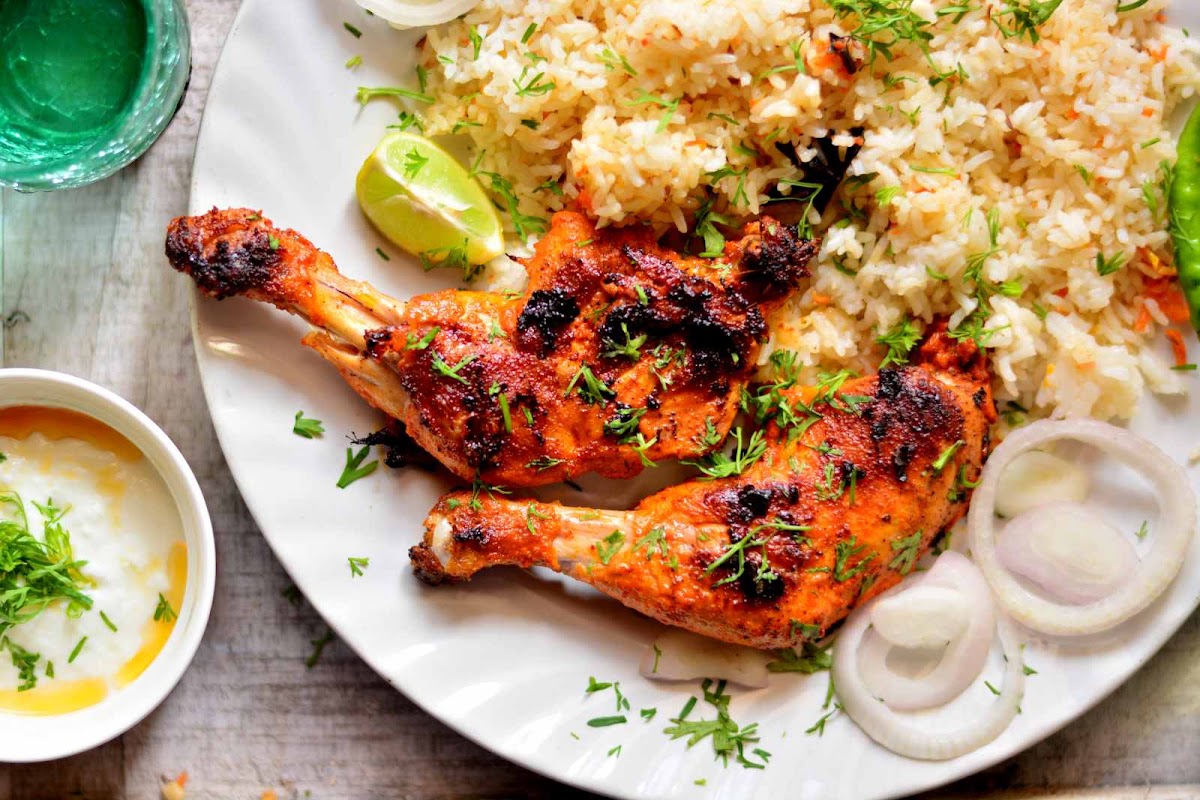Tandoori chicken with rice, lime and onion